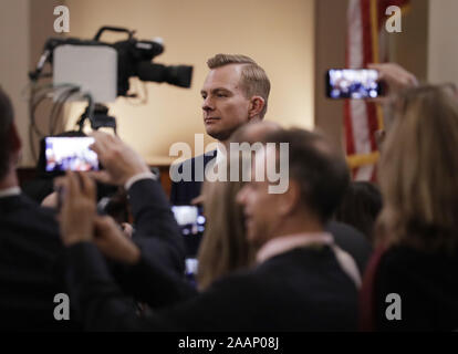 Novembre 21, 2019, Washington, District of Columbia, États-Unis : David Holmes, conseiller aux affaires politiques à l'ambassade des États-Unis en France, centre, arrive pour nous une chambre de mise en accusation du Comité sur le renseignement enquête à Washington, D.C., États-Unis, le Jeudi, Novembre 21, 2019. Le comité entendra des témoins dans des audiences ouvertes cette semaine dans l'enquête sur l'impeachment nous Président Donald J. Trump (crédit Image : © Andrew Harrer/CNP via Zuma sur le fil) Banque D'Images