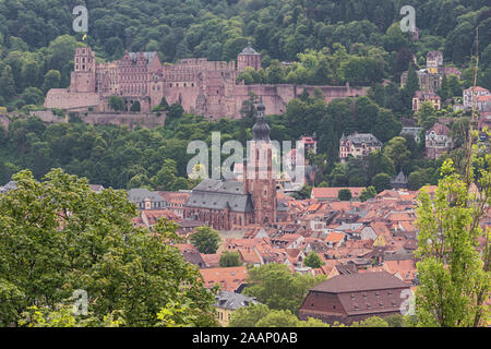 Close up of Heidelberg château avec l'église de l'Esprit Saint vu depuis le chemin du Philosoph Banque D'Images