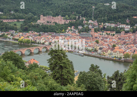 Vue sur la vieille ville de Heidelberg vu depuis le chemin du Philosoph Banque D'Images