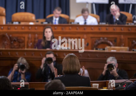 Novembre 21, 2019, Washington, District of Columbia, États-Unis : Fiona Hill, ancien expert du Conseil de sécurité nationale de la Russie, en bas au centre, prend la parole lors d'un US House Intelligence Committee justice enquête à Washington, D.C., États-Unis, le Jeudi, Novembre 21, 2019. Le comité a entendu neuf témoins dans des audiences ouvertes cette semaine dans l'enquête sur l'impeachment nous Président Donald J. Trump (crédit Image : © Andrew Harrer/CNP via Zuma sur le fil) Banque D'Images