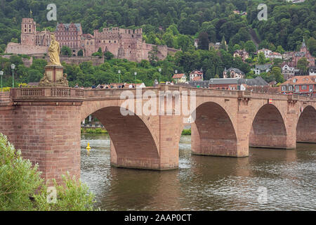 Editorial : HEIDELBERG, Bade-Wurtemberg, Allemagne, le 17 août 2019 - Vue de côté de l'ancien pont sur le Neckar à Heidelberg vu de l'interdiction de droit Banque D'Images