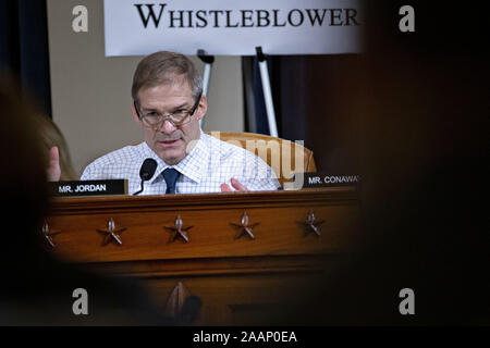 Novembre 21, 2019, Washington, District of Columbia, États-Unis : les États-Unis Représentant Jim Jordan (républicain de l'Ohio) questions des témoins au cours d'une House Intelligence Committee nous demande de destitution audience à Washington, D.C., États-Unis, le Jeudi, Novembre 21, 2019. Le comité a entendu neuf témoins dans des audiences ouvertes cette semaine dans l'enquête sur l'impeachment nous Président Donald J. Trump (crédit Image : © Andrew Harrer/CNP via Zuma sur le fil) Banque D'Images