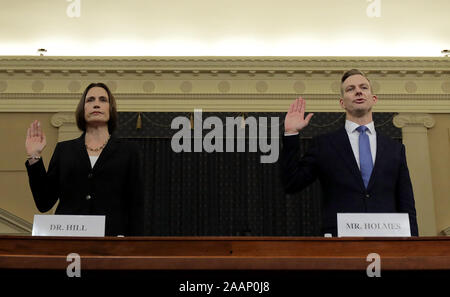 Novembre 21, 2019, Washington, District of Columbia, États-Unis : Fiona Hill (L), les conseils de sécurité nationale ancien directeur principal pour l'Europe et la Russie, et David Holmes(R), un fonctionnaire de l'ambassade américaine en Ukraine, la prestation de serment de témoigner devant le United States House Intelligence Committee dans l'immeuble de bureaux Maison Longworth sur Capitol Hill, le 21 novembre 2019 à Washington, DC. Le comité a entendu des témoignages au cours de la cinquième journée d'auditions ouvertes à l'enquête d'impeachment contre le président américain, Donald J. Trump, que les démocrates à la Chambre dire retenu l'aide militaire des États-Unis pour l'Ukraine alors que dema Banque D'Images