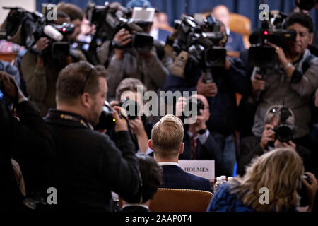 Washington, District de Columbia, Etats-Unis. 21 Nov, 2019. David Holmes, conseiller aux affaires politiques à l'ambassade des États-Unis en France, centre, arrive à une chambre de mise en accusation du Comité sur le renseignement enquête à Washington, DC, États-Unis, le Jeudi, Novembre 21, 2019. Le comité a entendu neuf témoins dans des audiences ouvertes cette semaine dans l'enquête sur l'impeachment nous Président Donald J. Trump Crédit : Andrew Harrer/CNP/ZUMA/Alamy Fil Live News Banque D'Images