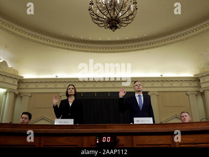 Novembre 21, 2019, Washington, District of Columbia, États-Unis : Fiona Hill (L), les conseils de sécurité nationale ancien directeur principal pour l'Europe et la Russie, et David Holmes(R), un fonctionnaire de l'ambassade américaine en Ukraine, la prestation de serment de témoigner devant le United States House Intelligence Committee dans l'immeuble de bureaux Maison Longworth sur Capitol Hill, le 21 novembre 2019 à Washington, DC. Le comité a entendu des témoignages au cours de la cinquième journée d'auditions ouvertes à l'enquête d'impeachment contre le président américain, Donald J. Trump, que les démocrates à la Chambre dire retenu l'aide militaire des États-Unis pour l'Ukraine alors que dema Banque D'Images