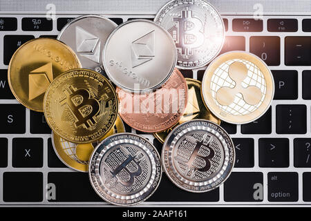 Ondulation virtuel XRP, Ethereum Bitcoin monnaie Monnaie et finance argent ensemble sur la pile du clavier de l'ordinateur portable Banque D'Images