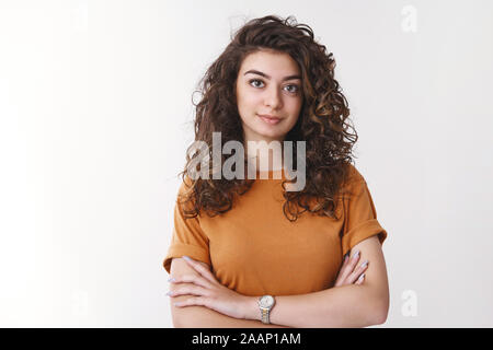 Les jeunes Arméniens déterminé femme aux cheveux bouclés university student écouter attentivement regarder asignment confiant prêt ne tâche les mains croisées poitrine smiling Banque D'Images