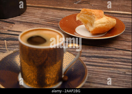 Tasse à café et croissants sur fond de bois. Close up Banque D'Images