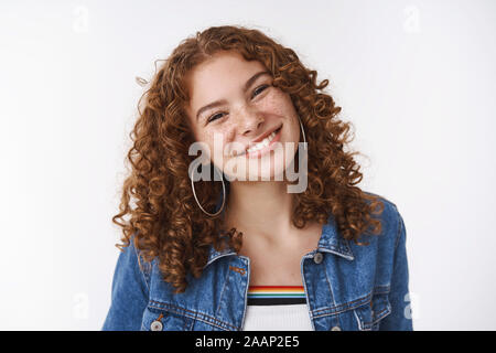 Friendly happy charismatique de rousseur aux cheveux bouclés jeune fille sans maquillage d'accepter les défauts de la peau sujette à l'acné sans souci permanent de la jeunesse en souriant Banque D'Images