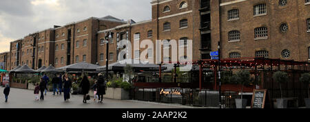 Vue sur les quais de l'ouest de l'Inde North Quay, Isle of Dogs, ville de Londres, Angleterre, RU Banque D'Images