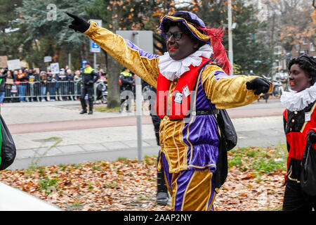 Rijswijk, Pays-Bas. 23 Nov, 2019. RIJSWIJK, 23-11-2019, centrum Rijswijk, Zwarte Piet pendant l'entrée de Sinterklaas Rijswijk Crédit : Pro Shots/Alamy Live News Banque D'Images