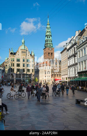 Strøget Copenhagen, vue de Strøget, la principale rue commerçante dans le sens est-ouest de Copenhague avec Amagertorv square à la distance, au Danemark. Banque D'Images