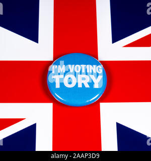 Londres, Royaume-Uni - 21 novembre 2019 : je vote Tory pin's badge, représenté sur le drapeau du Royaume-Uni. L'élection générale britannique a lieu le 12 mai Banque D'Images