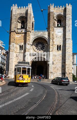 Lisbonne, Portugal - 4 septembre 2019 - tramway électrique classique dans les rues de la ville. Banque D'Images