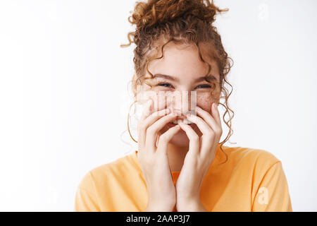 Close-up bright emotive happy young smiling redhead girl messy hairbun couverture rire rire de la bouche au cours de réunion sérieuse ne peut pas contenir d'importantes Banque D'Images