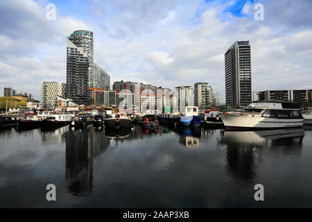 Bateaux dans dock Poplar, Rive nord de la Tamise, Londres City, England, UK Banque D'Images