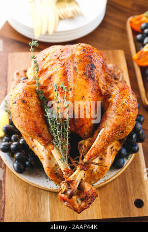 Rôti Entier sur une table avec la Turquie, plaqueminier du raisin bleu et citron pour la famille de Thanksgiving. Banque D'Images