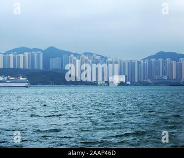 Horizon de Hong Kong vu dans le brouillard du port Banque D'Images