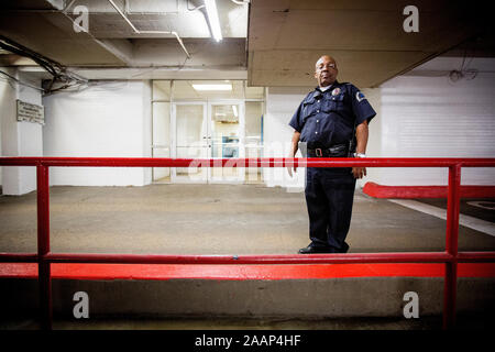 Security guard Paulus Armstrong dans le sous-sol de la police de Dallas où l'assassin de JFK Lee Harvey Oswald a été abattu par Jack Ruby comme Oswald devait être transporté dans un établissement fédéral. Le bâtiment n'est plus le siège de la police. Banque D'Images