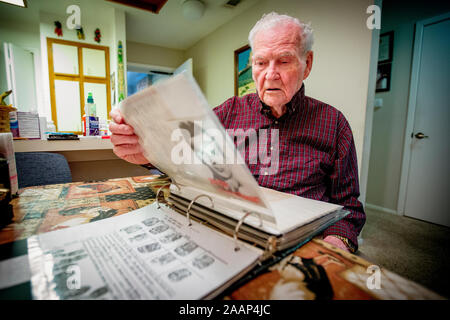 Jim Leavelle a été le service de police de Dallas détective homicide qui, le 24 novembre 1963, l'escortait John F. Kennedy assassin Lee Harvey Oswald dans le sous-sol du quartier général de la police de Dallas lorsque Oswald a été abattu par Jack Ruby. Jim Leavelle est décédé le 29 août 2019. Banque D'Images