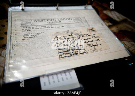 Menaces et déteste les lettres reçues par Jim Leavelle après le meurtre de Lee Harvey Oswald. Jim Leavelle a été le service de police de Dallas détective homicide qui, le 24 novembre 1963, l'escortait John F. Kennedy assassin Lee Harvey Oswald dans le sous-sol du quartier général de la police de Dallas lorsque Oswald a été abattu par Jack Ruby. Jim Leavelle est décédé le 29 août 2019. Banque D'Images