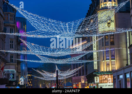 Londres - le 21 novembre 2019 : les lumières de Noël sur Londres, Coventry Street attirent des milliers de visiteurs pendant les fêtes et sont un touri Banque D'Images