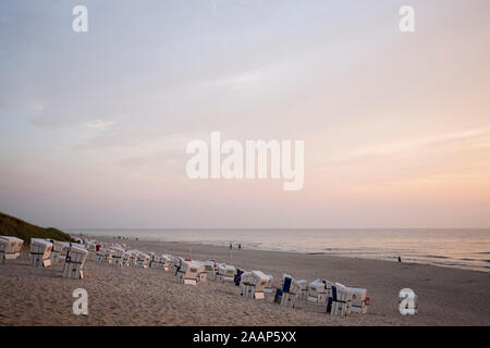 Strandkoerbe in der Abendsonne am Strand bei Wenningstedt auf Sylt Banque D'Images