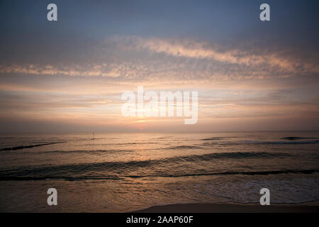 Abendsonne ueber dem Meer bei bewoelktem am Strand bei Himmel auf Sylt Wenningstedt Banque D'Images