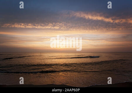Abendsonne ueber dem Meer bei bewoelktem am Strand bei Himmel auf Sylt Wenningstedt Banque D'Images