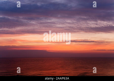 Wolkenbaender Feurig dunkle farbige ueber dem Meer am Strand bei Wenningstedt auf Sylt Banque D'Images