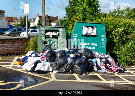 Warminster, Wiltshire / UK - 20 août 2019: Une banque de vêtements débordante dans le Warminster Central car Park à Wiltshire, Angleterre, Royaume-Uni Banque D'Images