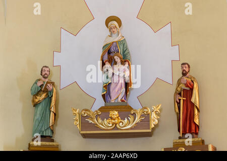 Statue de Sainte Anne et de sa fille, la Vierge Marie, au-dessus de l'autel. Les Saints Pierre et Paul sur les côtés. Église de Sainte Anne. Banque D'Images