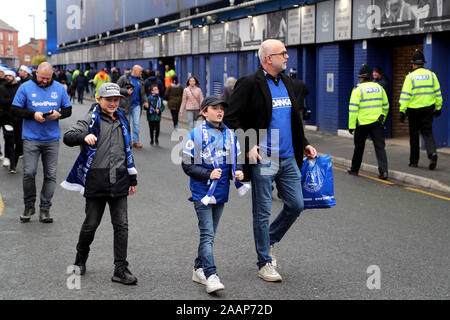 Everton fans arriver devant la Premier League match à Goodison Park, Liverpool. Banque D'Images