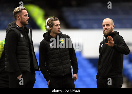 Le gardien de Norwich City Ralf Fahrmann, Todd Cantwell et Teemu Pukki devant la Premier League match à Goodison Park, Liverpool. Banque D'Images