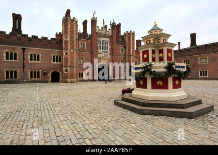 Vue sur cour de base, Hampton Court Palace, un palais royal, dans le quartier de Richmond upon Thames, London. Banque D'Images