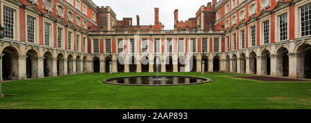 Vue sur cour Fontaine, Hampton Court Palace, un palais royal, dans le quartier de Richmond upon Thames, London. Banque D'Images