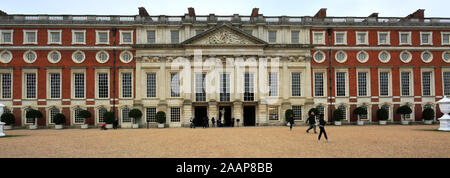 La façade est de Hampton Court Palace, un palais royal, dans le quartier de Richmond upon Thames, London. Banque D'Images