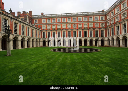 Vue sur cour Fontaine, Hampton Court Palace, un palais royal, dans le quartier de Richmond upon Thames, London. Banque D'Images