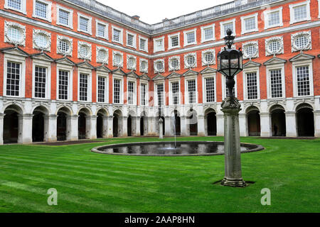 Vue sur cour Fontaine, Hampton Court Palace, un palais royal, dans le quartier de Richmond upon Thames, London. Banque D'Images