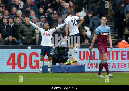 Stade de Londres, 23 novembre 2019.BUT Lucas Moura de Tottenham Hotspur célèbre le deuxième but avec Harry Kane de lors de la West Ham vs Tottenham Hotspur Football Ligue 1 match au stade de Londres 23 novembre 2019 -usage éditorial seulement aucune utilisation non autorisée avec l'audio, vidéo, données, listes de luminaire (en dehors de l'UE), club ou la Ligue de logos ou services 'live'. En ligne De-match utilisation limitée à 45 images ( +15 en temps supplémentaire). Aucune utilisation d'émuler des images en mouvement. Aucune utilisation de pari, de jeux ou d'un club ou la ligue/dvd publications/services- Crédit : Martin Dalton/Alamy Live News Banque D'Images