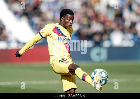 Estadio Municipal de Butarque, Madrid, Espagne. 23 Nov, 2019. La Liga Football, le Club Deportivo Leganés versus Futbol Club Barcelona ; Moussa Wague (FC Barcelone) efface la balle - usage éditorial : Action Crédit Plus Sport/Alamy Live News Banque D'Images