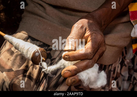 L'Éthiopie et de la vallée du Rift, Gamo Gofo, Omo Arba Minch, village Dorze, woman's hands spinning main fil de coton Banque D'Images