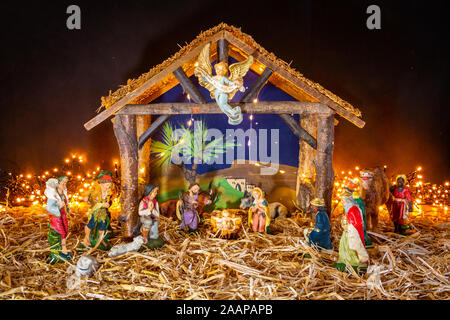 Crèche de la naissance de Jésus Christ le Sauveur à Bethléem, avec les sages de l'orient, ampoules tout autour de la scène Banque D'Images