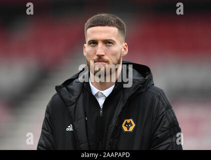 Stade de vitalité, Bournemouth, Dorset, UK. 23 Nov, 2019. Premier League anglaise de football, de Bournemouth Athletic Wolverhampton Wanderers contre ; Matt Doherty de Wolverhampton Wanderers arrive au stade de vitalité - strictement usage éditorial uniquement. Pas d'utilisation non autorisée avec l'audio, vidéo, données, listes de luminaire, club ou la Ligue de logos ou services 'live'. En ligne De-match utilisation limitée à 120 images, aucune émulation. Aucune utilisation de pari, de jeux ou d'un club ou la ligue/player Crédit : publications Plus Sport Action/Alamy Live News Banque D'Images