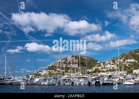 Port Andratx, Majorque, Espagne, 17 octobre 2019, vue sur la baie de la marina principale avec catamarans, yachts Banque D'Images