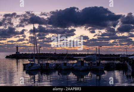 Aube sur Cala Bona Majorque Marina pleine de couleurs éclatantes et la promesse d'une belle journée. Banque D'Images