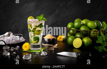 - Mojito Menthe et citron traditionnel verre de rhum Banque D'Images