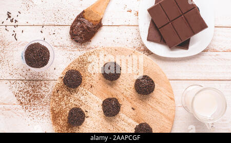 Traditionnel brésilien Brigadeiro (chocolat, condensé et lait granulé) Banque D'Images