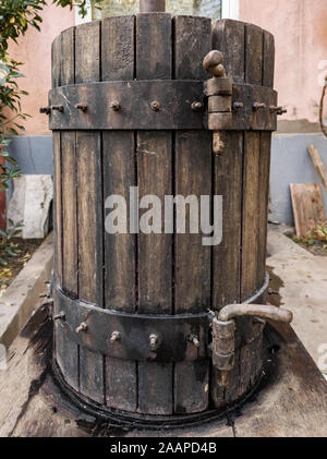 La fabrication du vin à la maison. Ancien pressoir en bois Banque D'Images