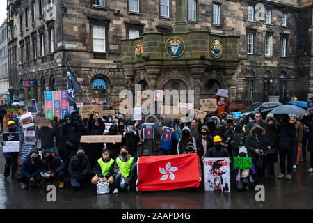 Edinburgh, Ecosse, Royaume-Uni. 23 novembre 2019. Rallye et à l'appui de mars mouvement Pro-Democracy à Hong Kong organisé par la démocratie pour Hong Kong en Ecosse groupe a commencé à la cathédrale St Giles et passe le long de la Royal Mile au parlement écossais. Ils ont tenté de remettre une lettre demandant que le gouvernement écossais pour soutenir le mouvement Pro-Democracy à Hong Kong mais pas de MSP (Membre du parlement écossais ) se sont rendus disponibles pour la recevoir. Iain Masterton/Alamy Live News. Banque D'Images